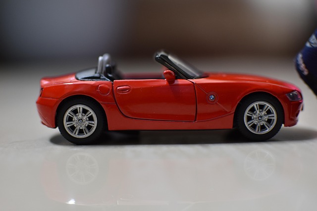 Červený model autíčka. 