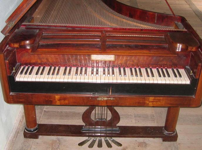 stojící piano