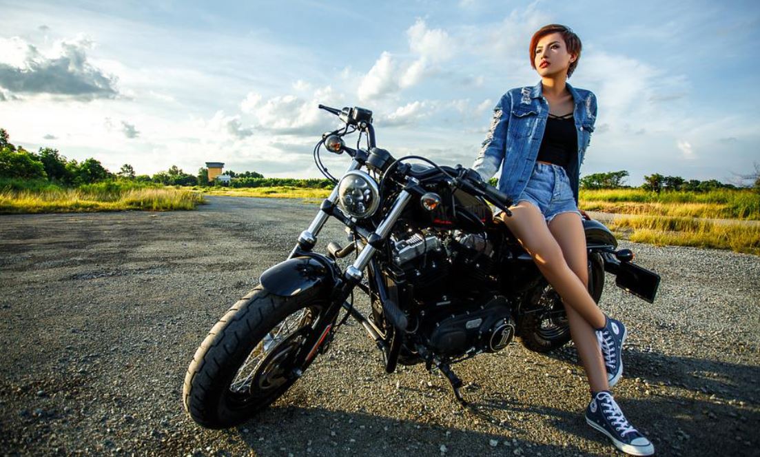 žena a motorka