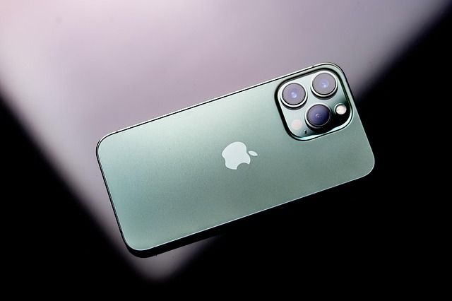 Apple mobil je populární. 